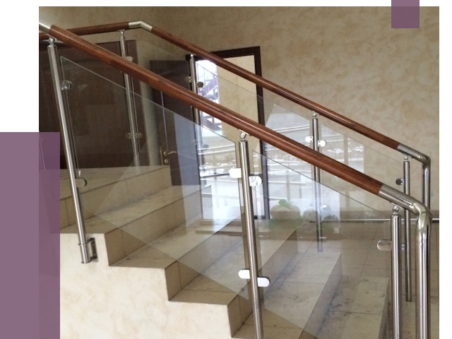 Комбинированные перила из металла и дерева в Энгельсе