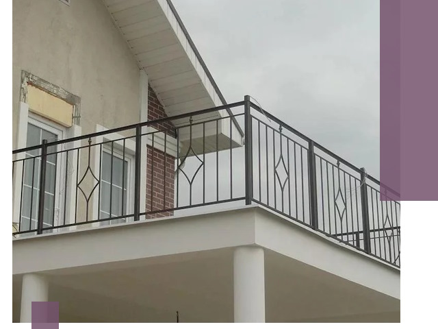 Изготовление балконных ограждений в Энгельсе из металла и стекла