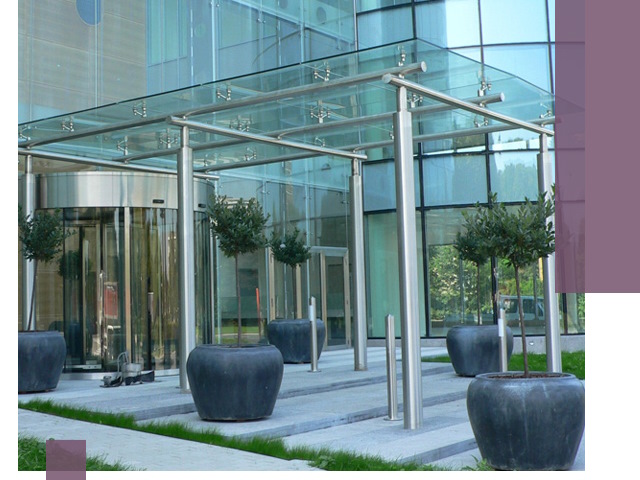 Навесы из стекла на заказ в Энгельсе — монтаж и установка