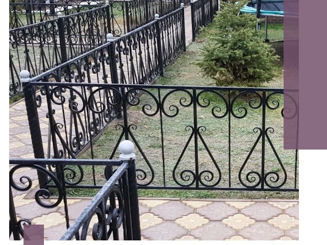 Кованые газонные ограждения под ключ в Энгельсе